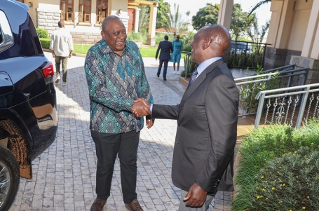 Ruto visits Uhuru at his Gatundu home