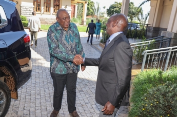 Ruto visits Uhuru at his Gatundu home